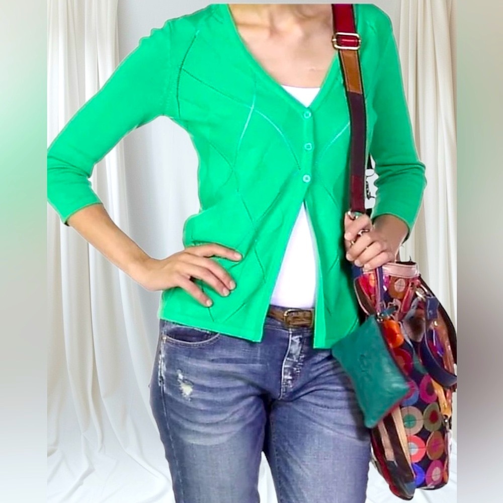 AmeriLeather Crossbody bag with tiny skull head adornments. - Picture 5 of 5